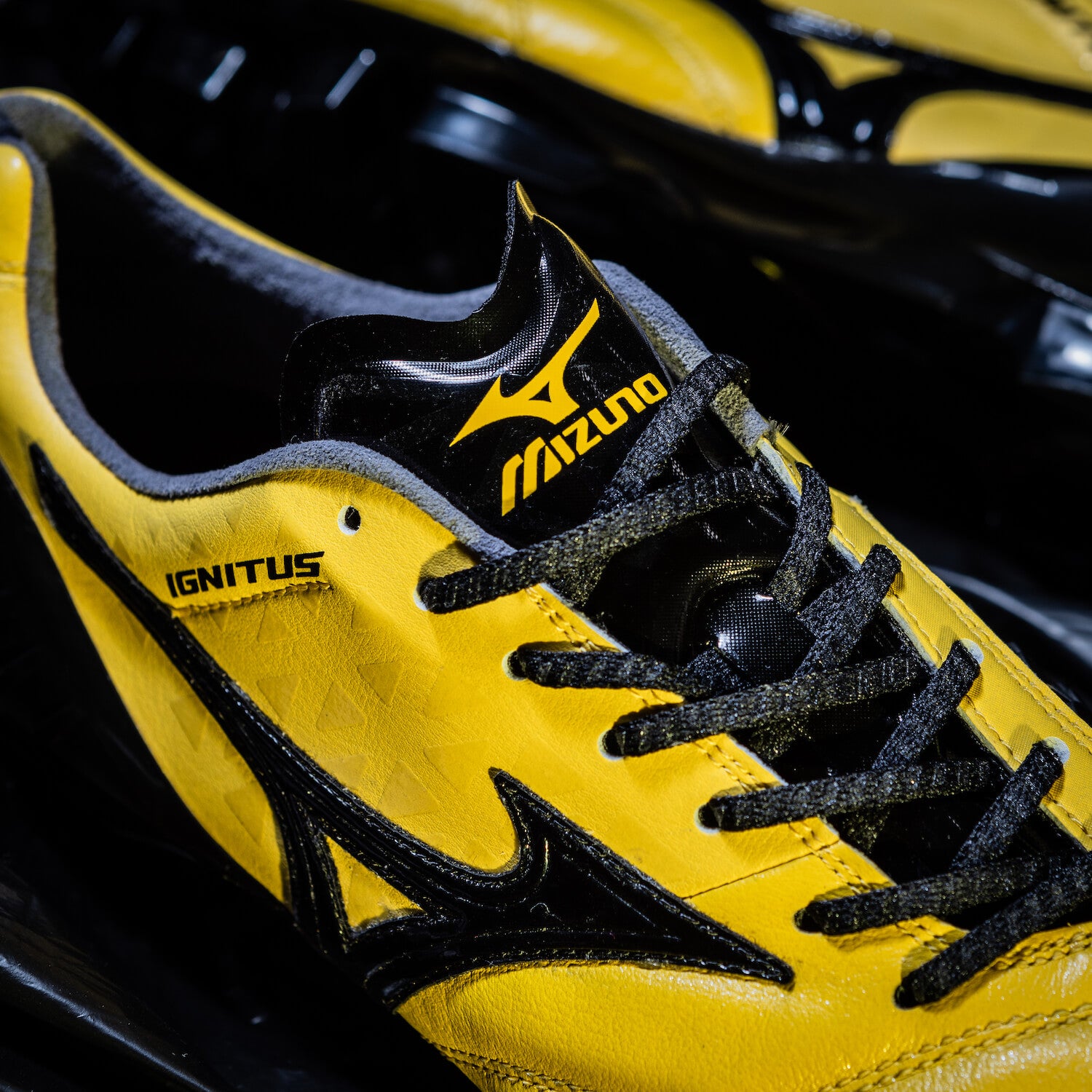 Mizuno Archive Pack Wave Ignitus | Ultra Football