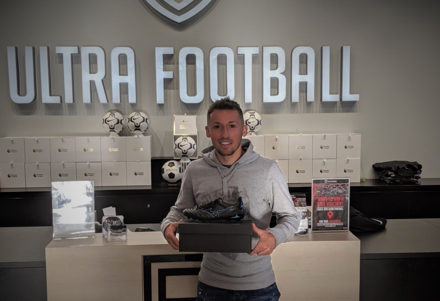 Raddy Majewski drops by Ultra HQ to cop the Mizuno Morelia Neo II MIJ