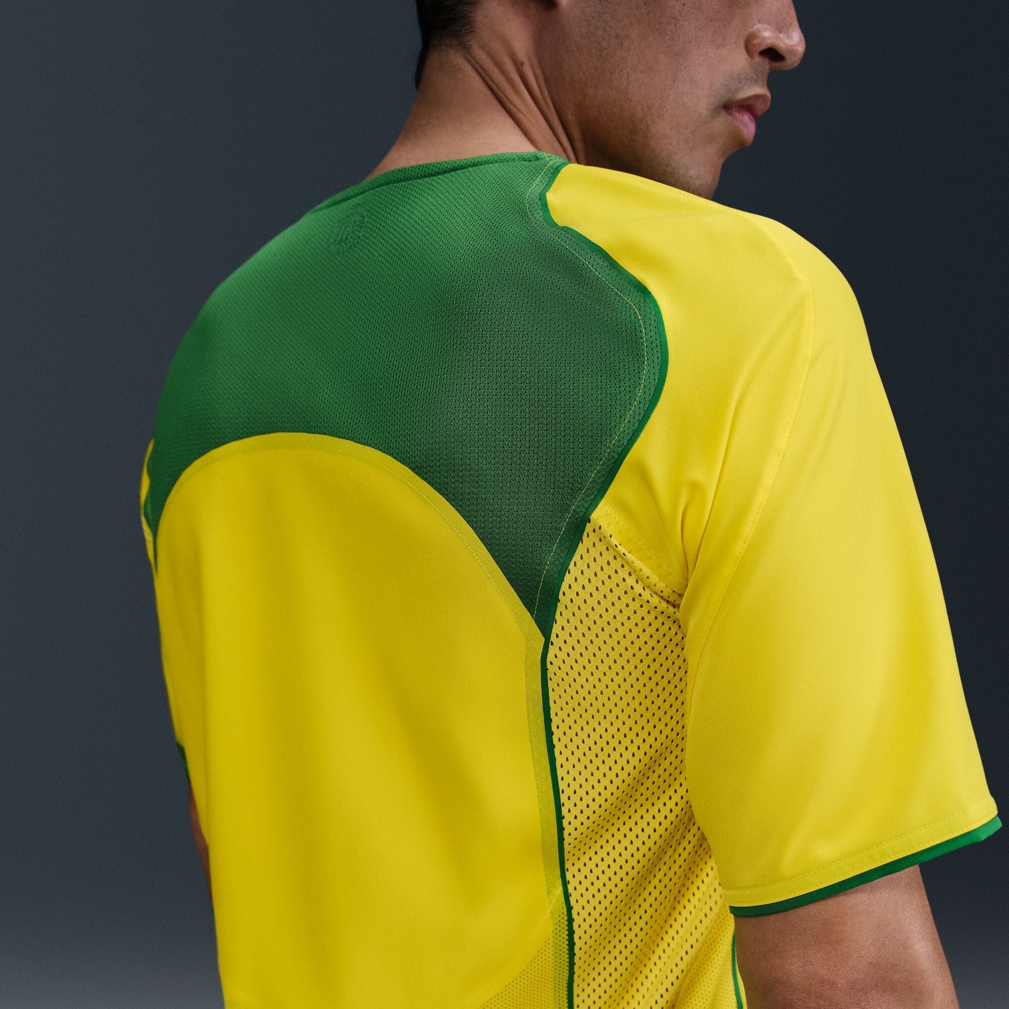 Brazil 2004 Total 90 Reissue Jersey (HV4426-741) Apparel Nike